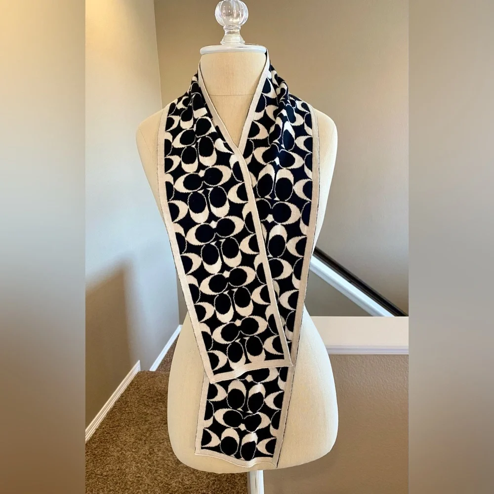 Coach Scarf 🧣 Like New - Picture 2 of 4